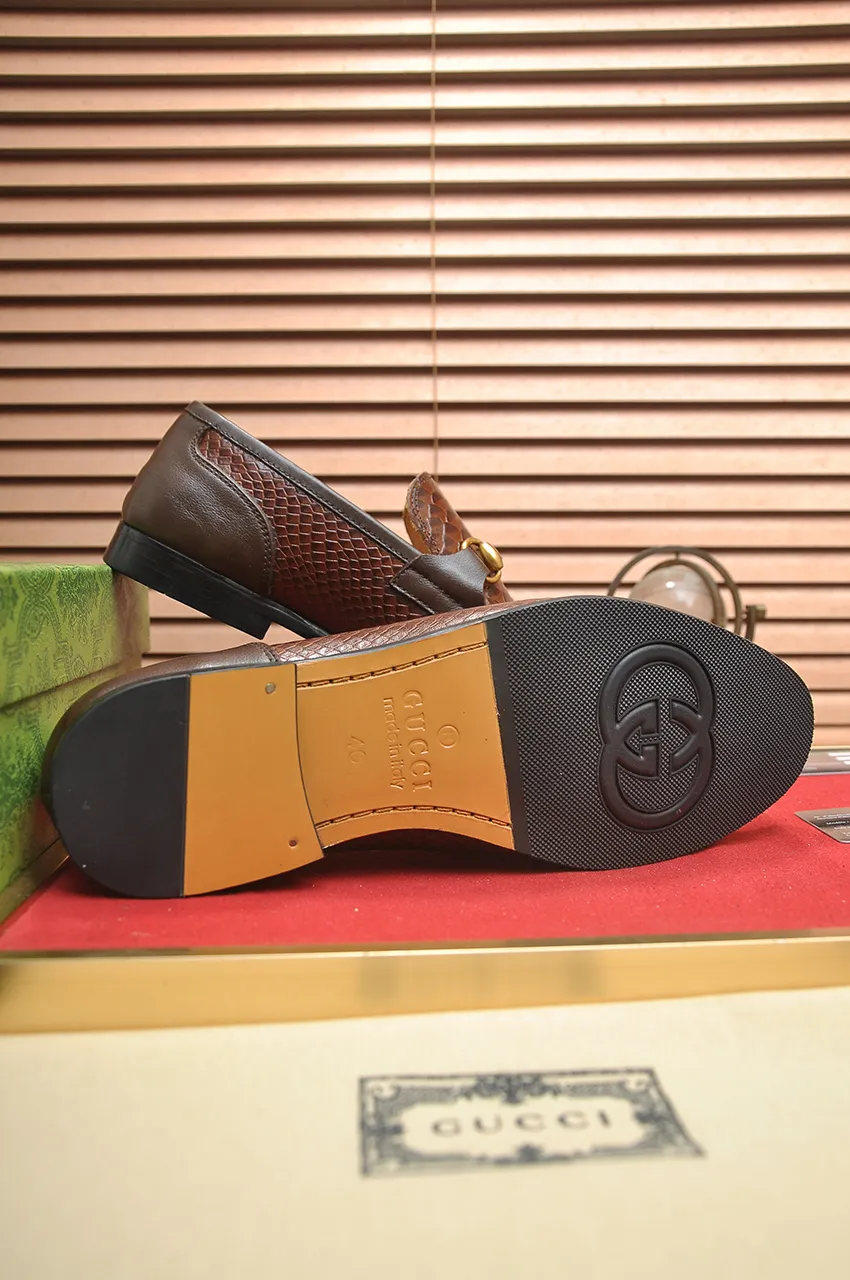 Men's shoes 💰600💶 Brand: GUCCI (Gucci) Standard size: Men's size 38/44 (45 can be customized) Grade: Same as the official website Original quality Material: Original cowhide Water-dyed cowhide lining Original rubber outsole Style category: Men's fashionable casual leather shoes Distinguished big-name luxury elements Top luxury Color: Actual picture